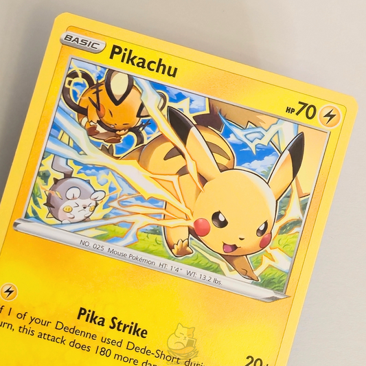 Pikachu 049/195 Pokémon card from Silver Tempest – Near Mint condition – close-up detail